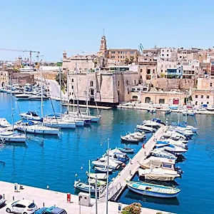  Apartment Vittoriosa' Seafront 2 Bed Highly Furnished